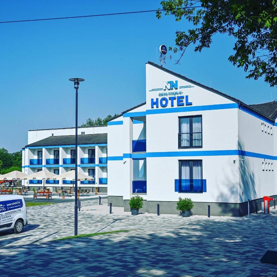 Nn Boutique Hotel Tiszaujvaros Bagian luar foto