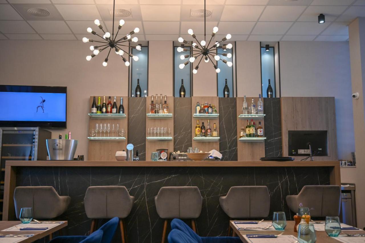 Nn Boutique Hotel Tiszaujvaros Bagian luar foto