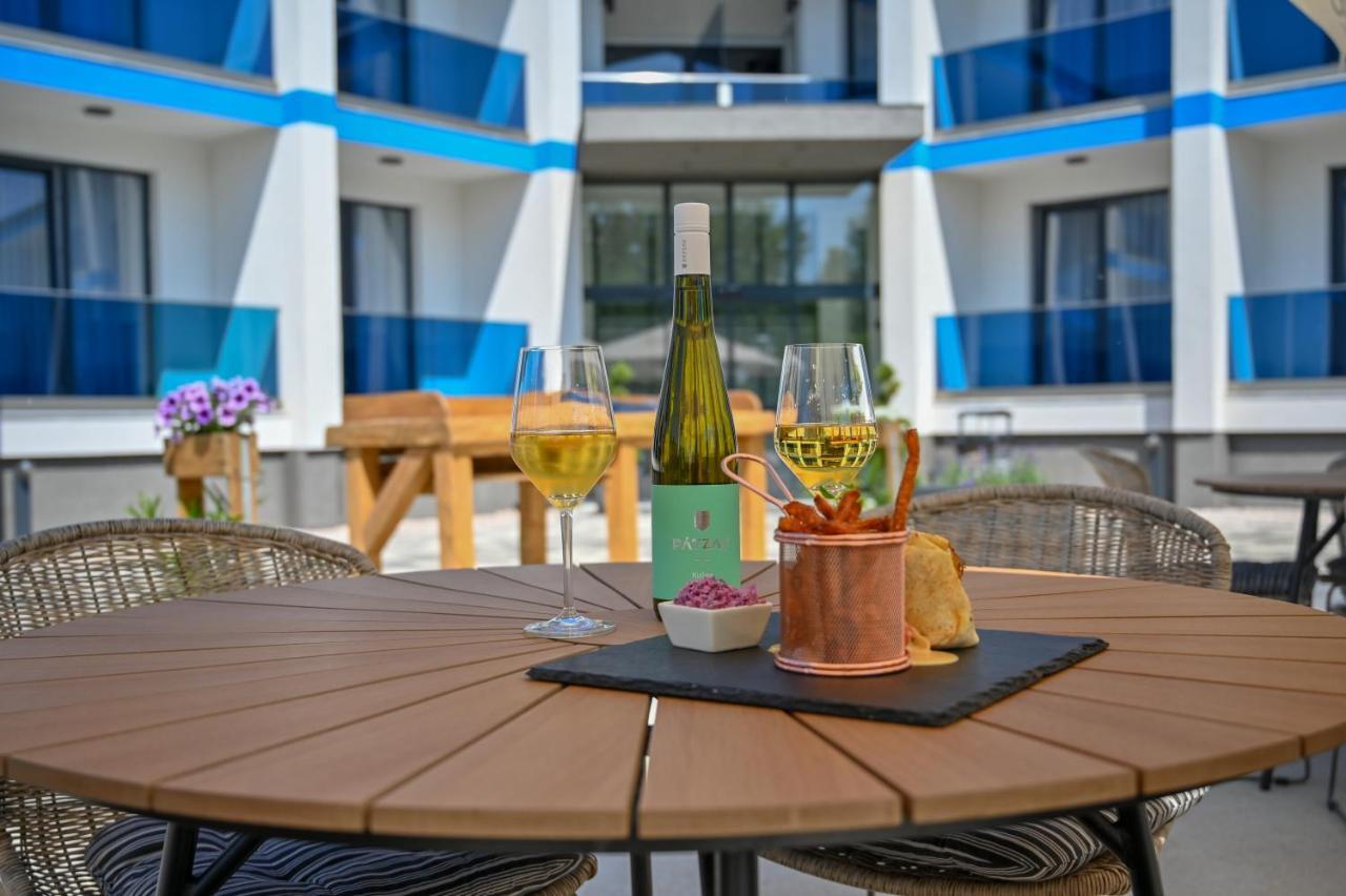 Nn Boutique Hotel Tiszaujvaros Bagian luar foto