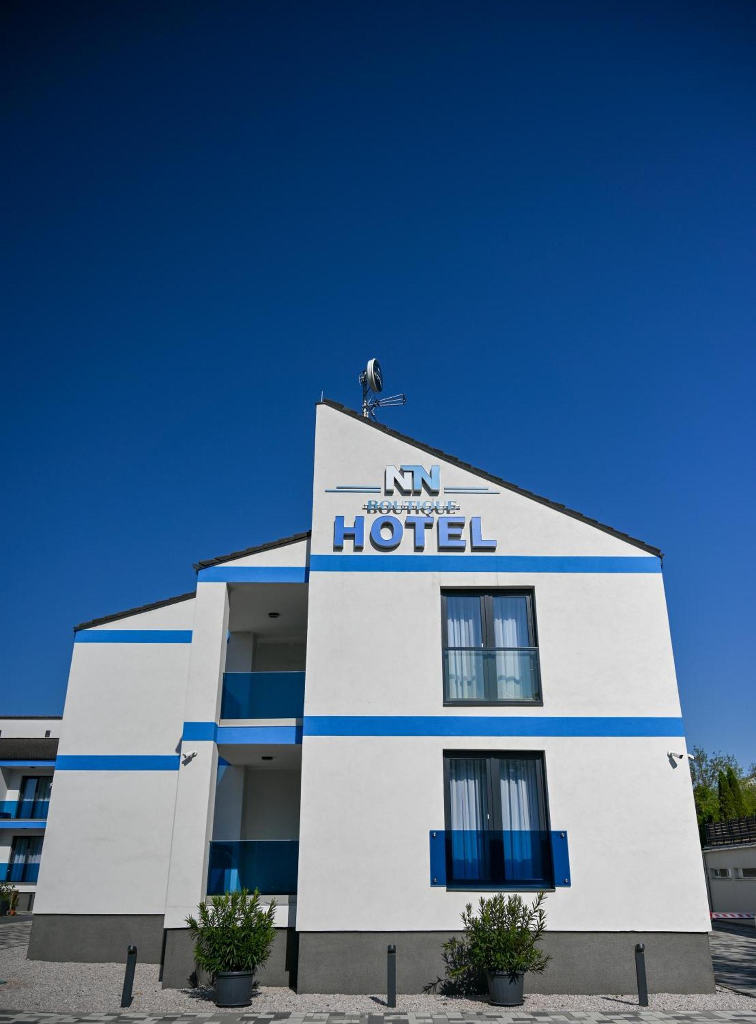 Nn Boutique Hotel Tiszaujvaros Bagian luar foto