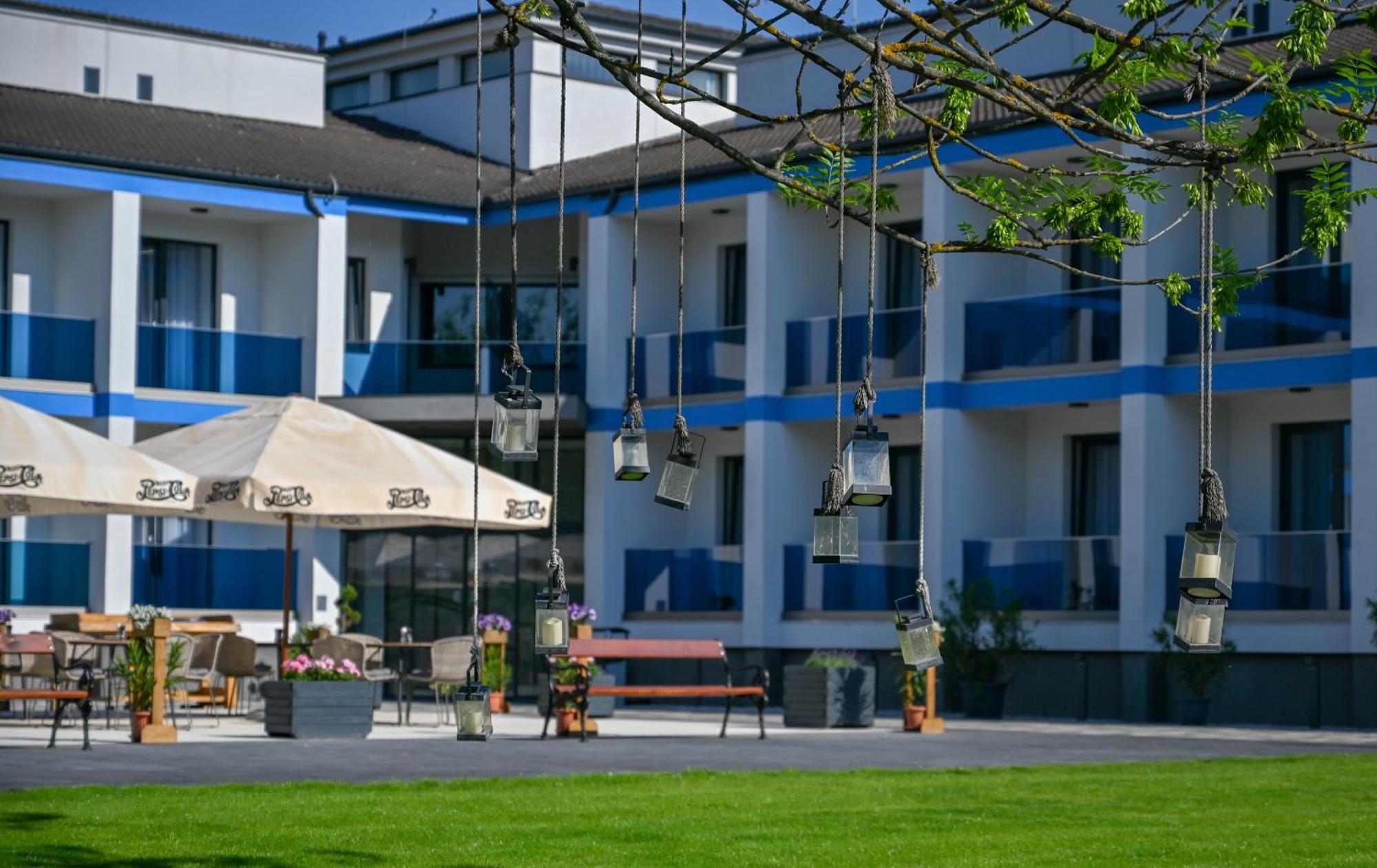 Nn Boutique Hotel Tiszaujvaros Bagian luar foto