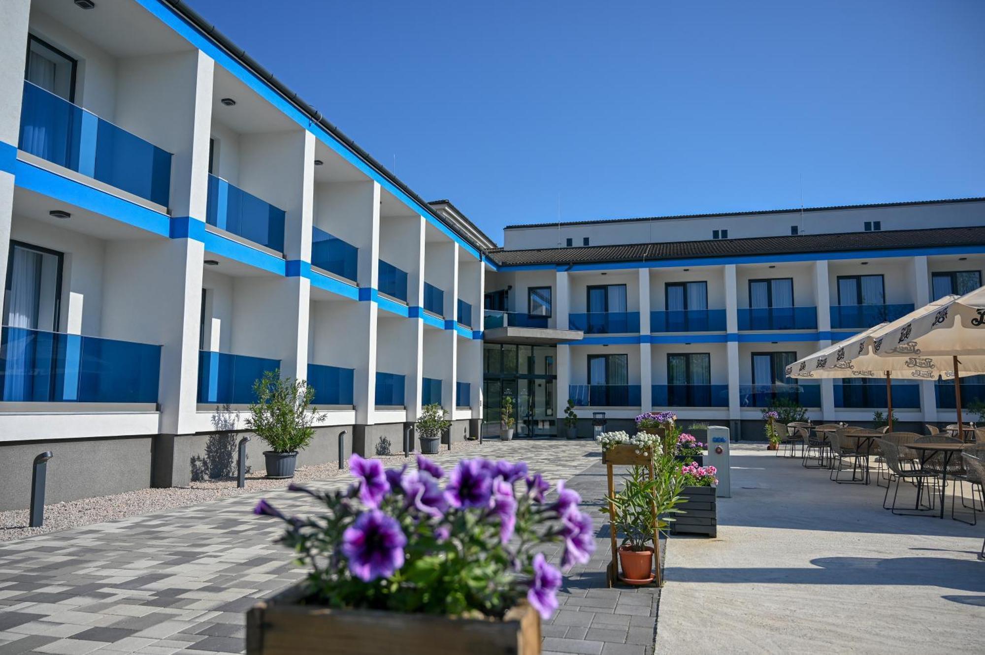 Nn Boutique Hotel Tiszaujvaros Bagian luar foto