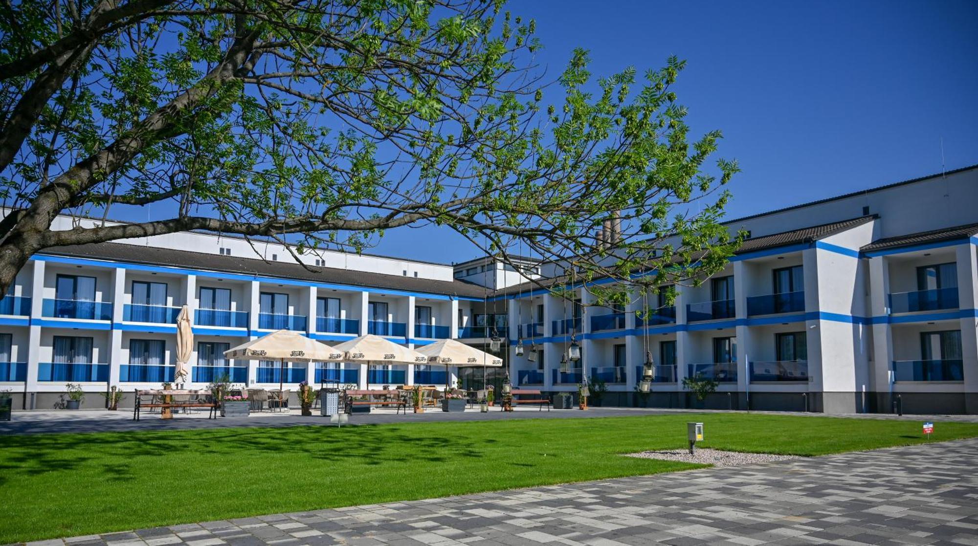 Nn Boutique Hotel Tiszaujvaros Bagian luar foto